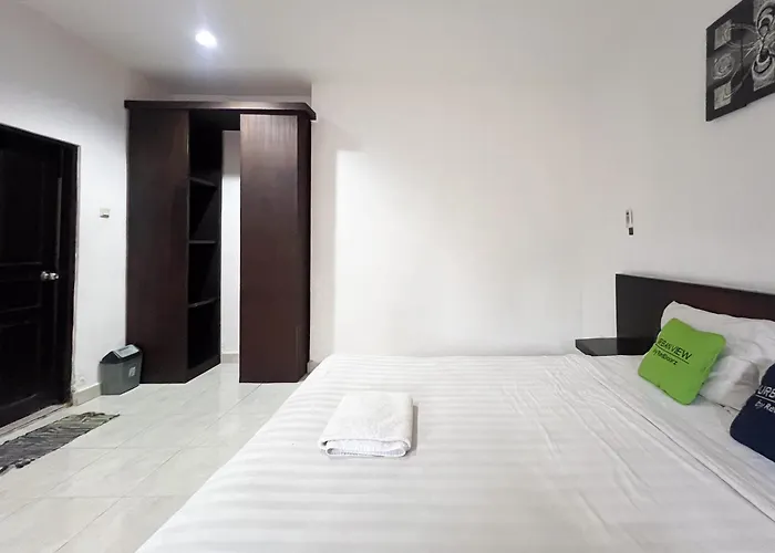 Urbanview Grand Pudjawan Near Hotel Kuta Lombok