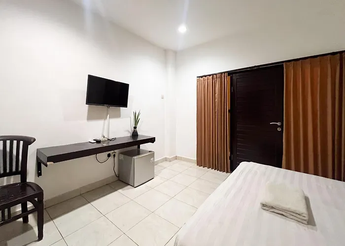 Urbanview Grand Pudjawan Near Hotel Kuta Lombok