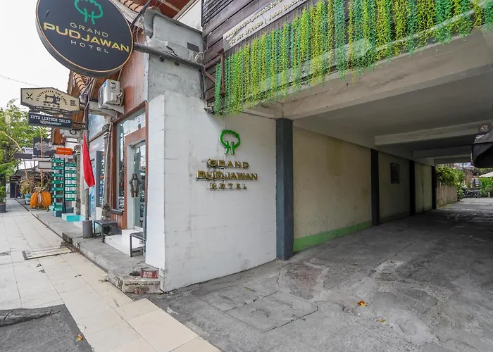 Urbanview Grand Pudjawan Near كوتا