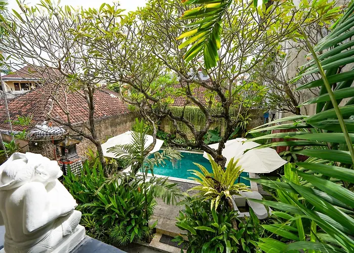 Urbanview Grand Pudjawan Near كوتا
